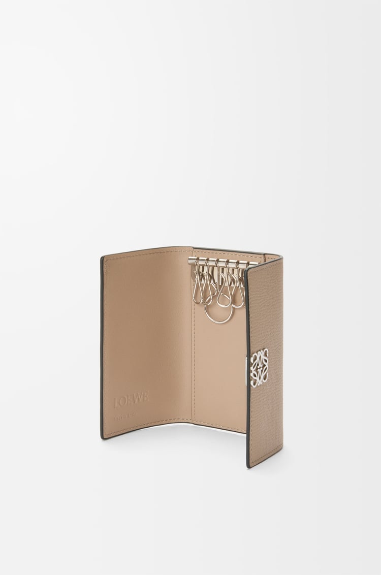 LOEWE 鵝卵石紋小牛皮 Anagram 鑰匙包 沙色