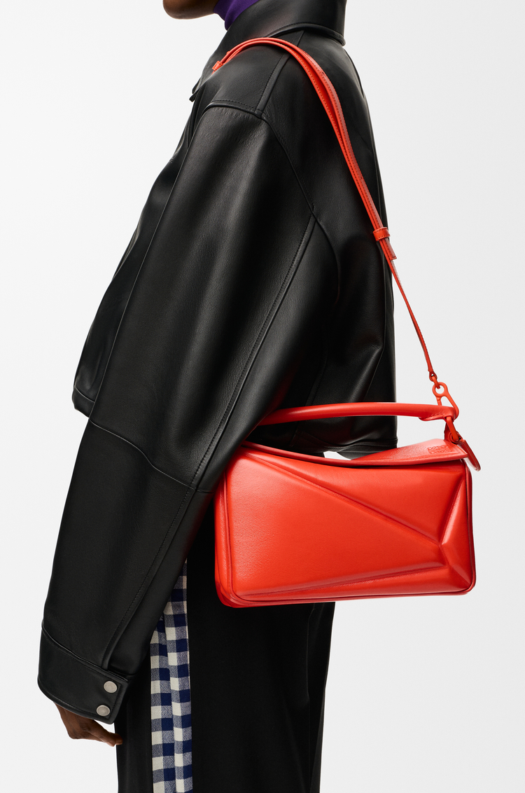 LOEWE 스몰 퍼즐 블로운 백 - 글로시 램스킨 비비드 오렌지