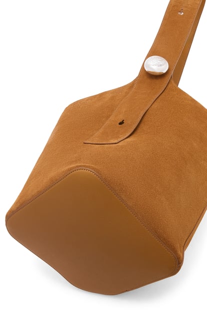 LOEWE Large Pebble bucket bag in suede calfskin Tabaco plp_rd