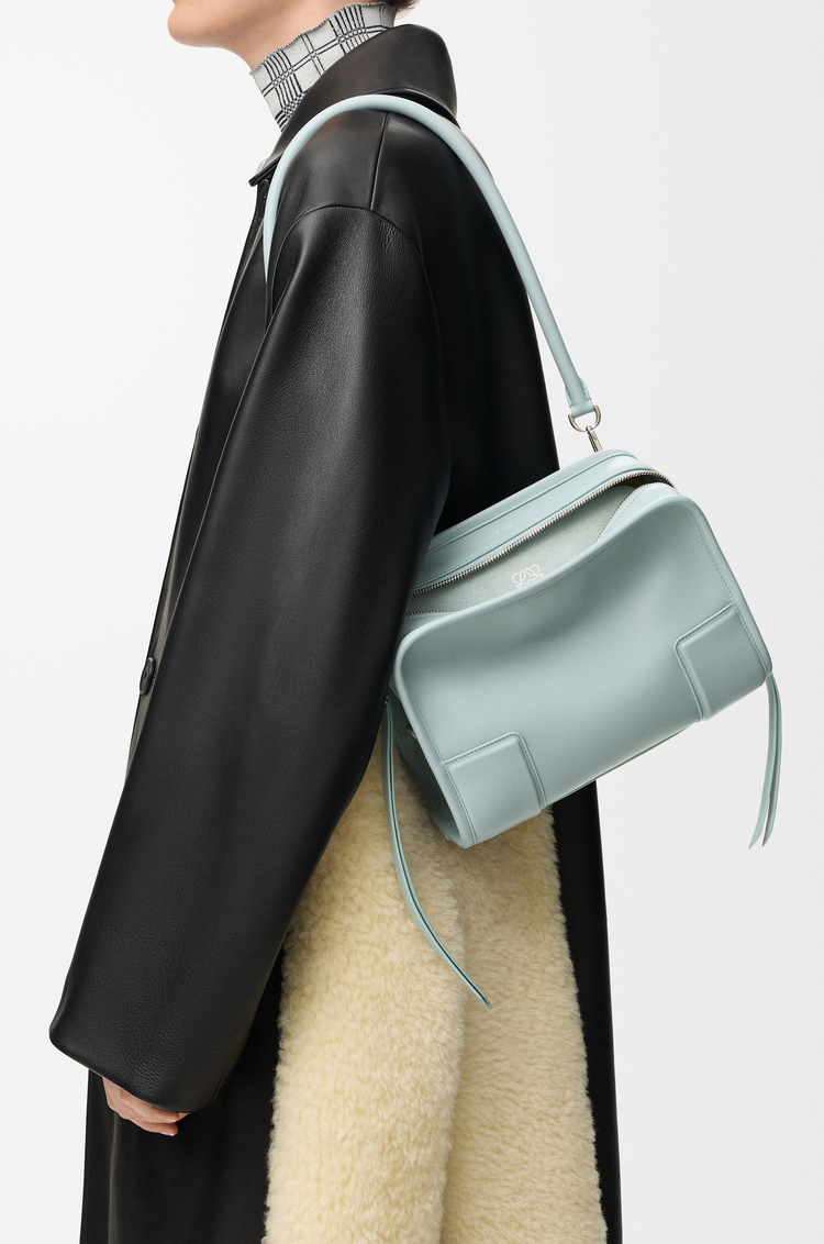 LOEWE Bolso Amazona 180 pequeño en piel de ternera suave Gris Pingo
