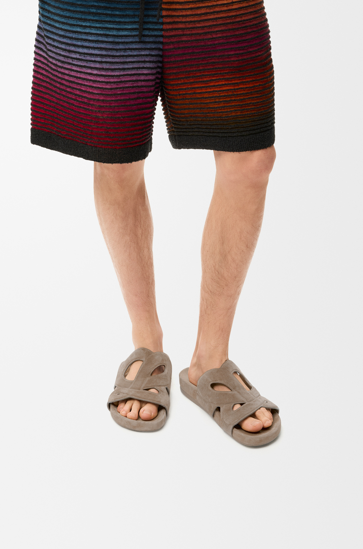 LOEWE Sandalia Ease Monogram en ante Gris Piedra