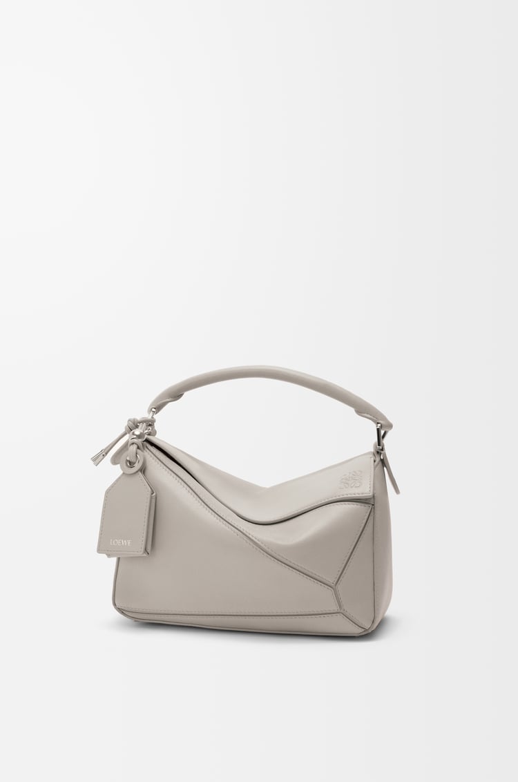 LOEWE Bolso Featherlight Puzzle pequeño en piel napa de cordero ligera Gris Valva