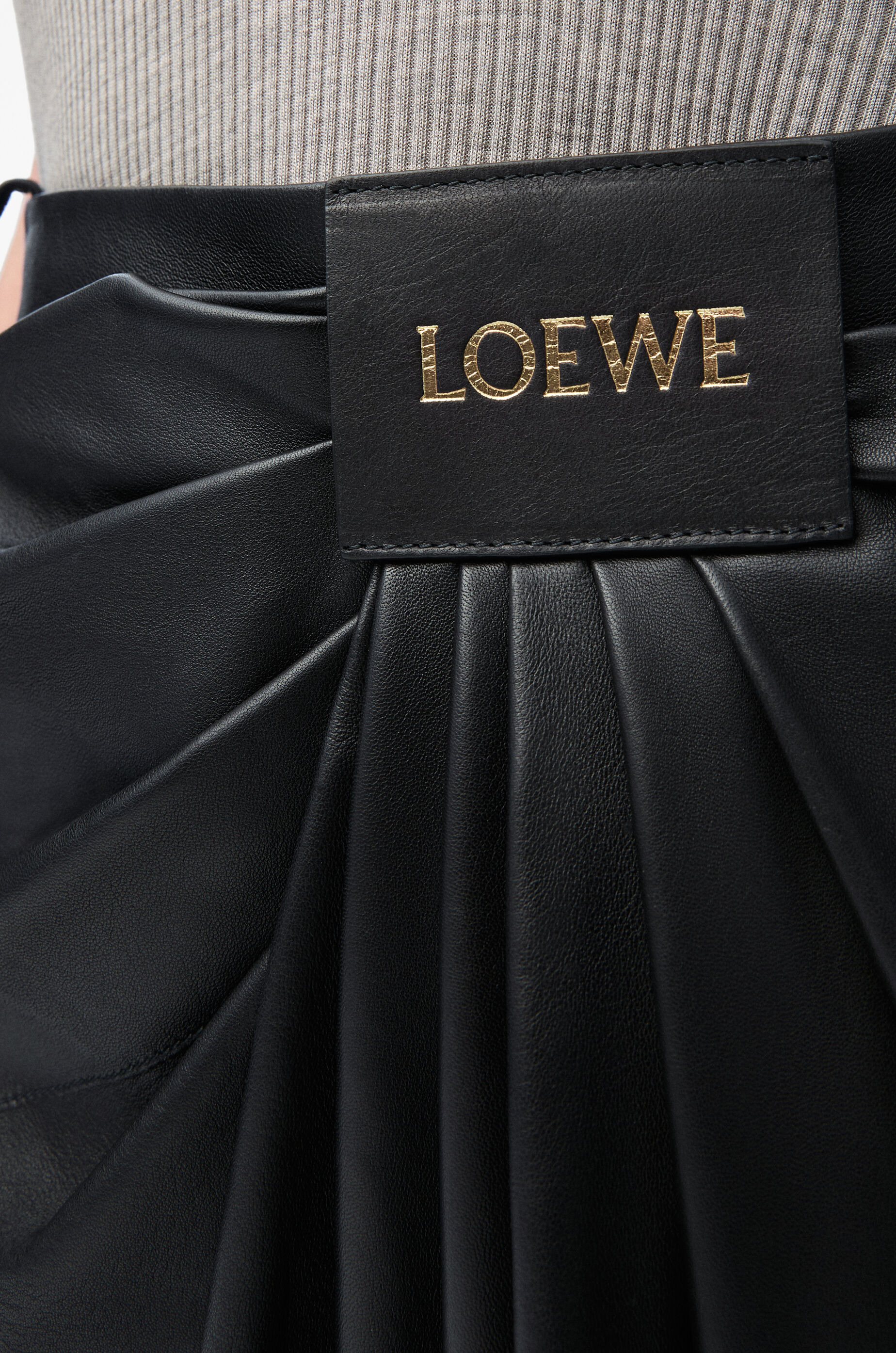クロップド ドレープ トラウザーズ（ナパラム） ブラック - LOEWE