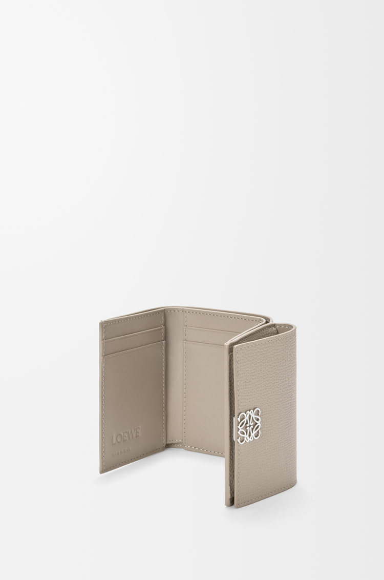 LOEWE Cartera con tres pliegues Anagram en piel de ternera Arcilla