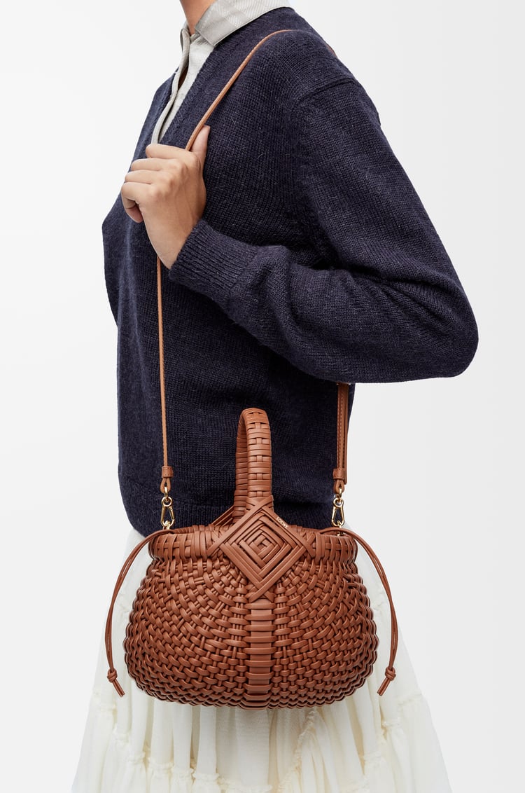 LOEWE Bolso cesta Diamond Round mini en piel de ternera Bronceado Oscuro