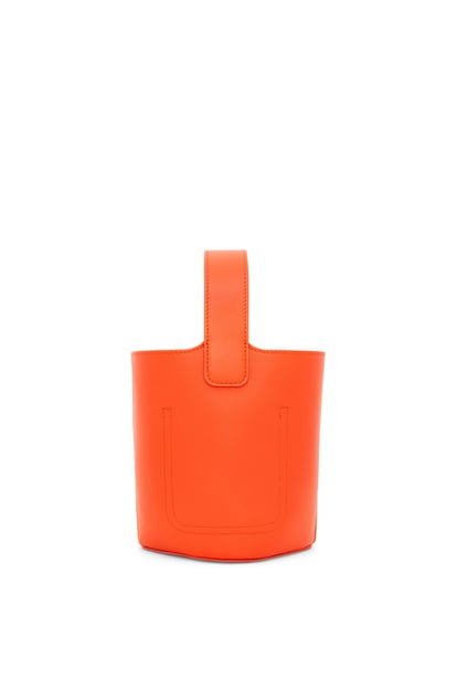 LOEWE Bolso Pebble Bucket mini en piel de ternera Naranja plp_rd