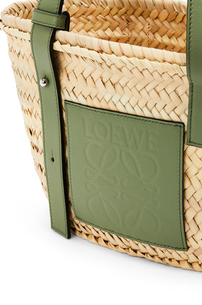LOEWE Bolso tipo cesta pequeña en hoja de palma y piel de ternera Natural/Romero plp_rd