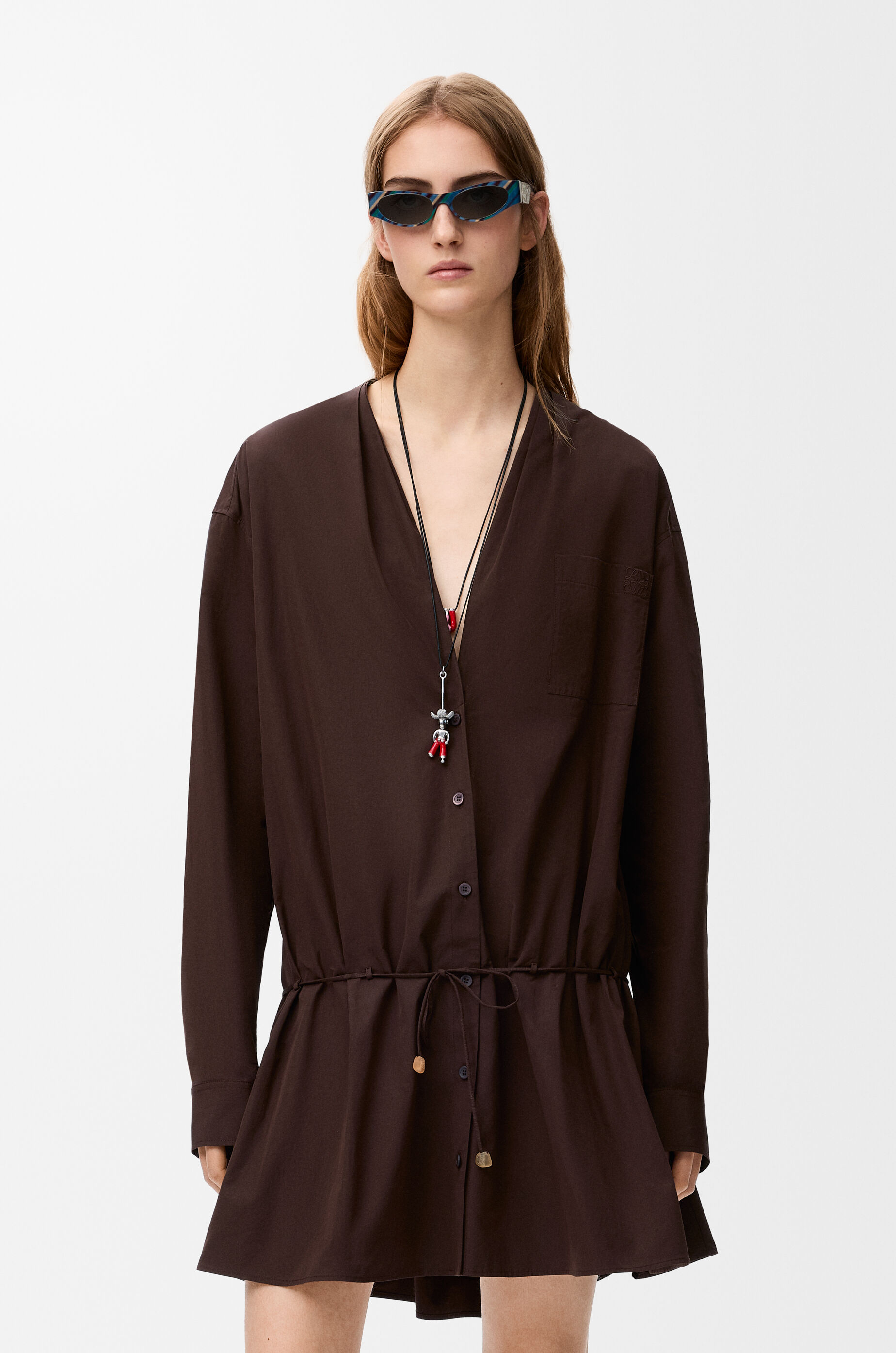 ロエベ　ロングシャツ　シャツドレス　袖シースルー　ターンアップ シャツ ドレス（コットン） ブラウン - ロエベ 日本 公式サイト