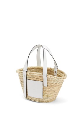 LOEWE Bolso tipo cesta pequeña en hoja de palma y piel de ternera Natural/Blanco