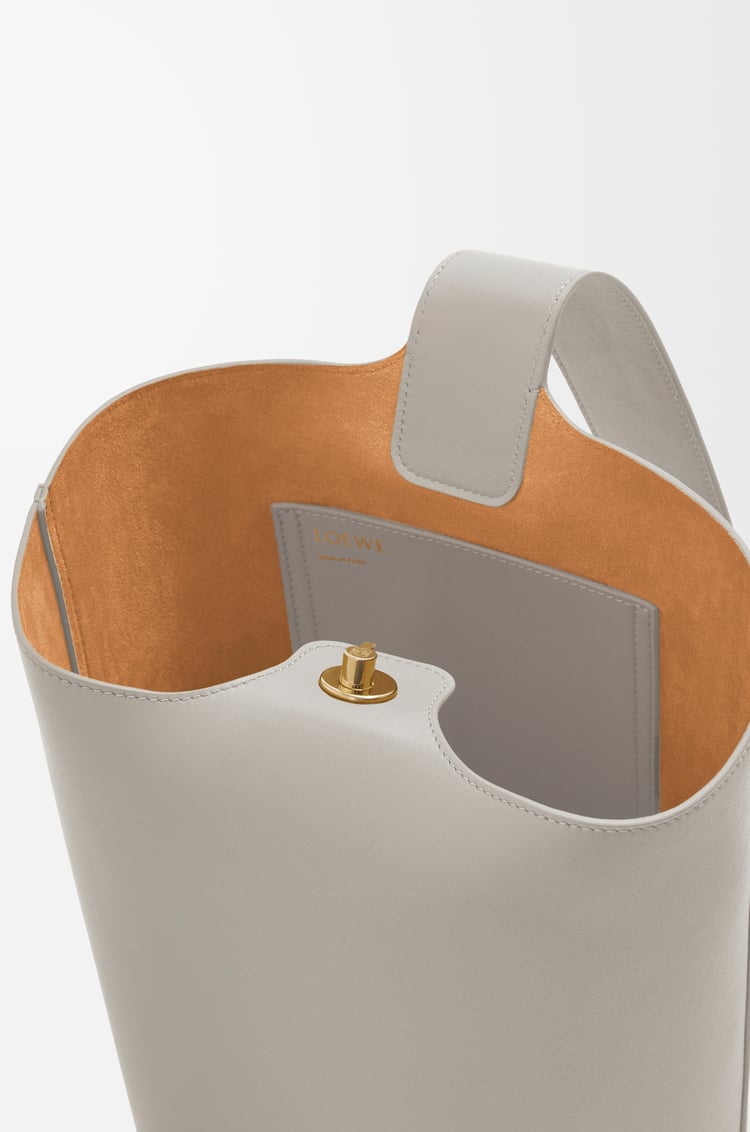LOEWE Medium Pebble bucket in smooth calfskin Shell Grey