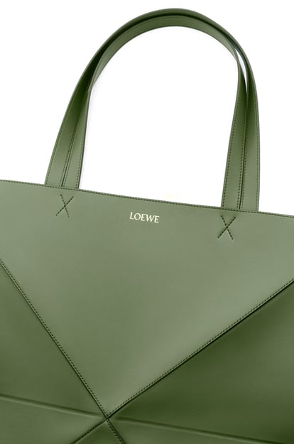 LOEWE XL Puzzle Fold Tote in shiny calfskin 獵人綠 plp_rd