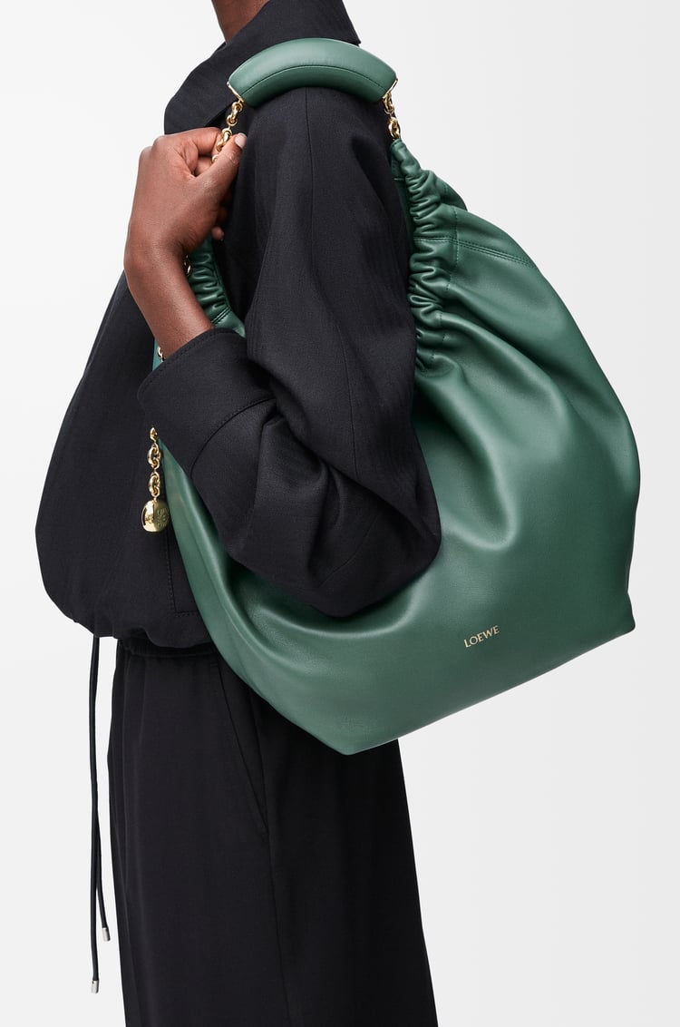 LOEWE Bolso Squeeze mediano en piel napa de cordero Vetiver