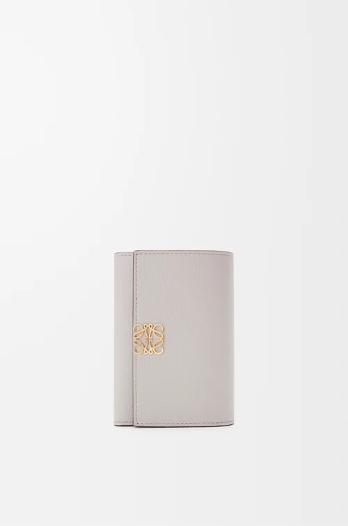 LOEWE Petit portefeuille vertical Anagram en cuir de veau grainé Light Ghost
