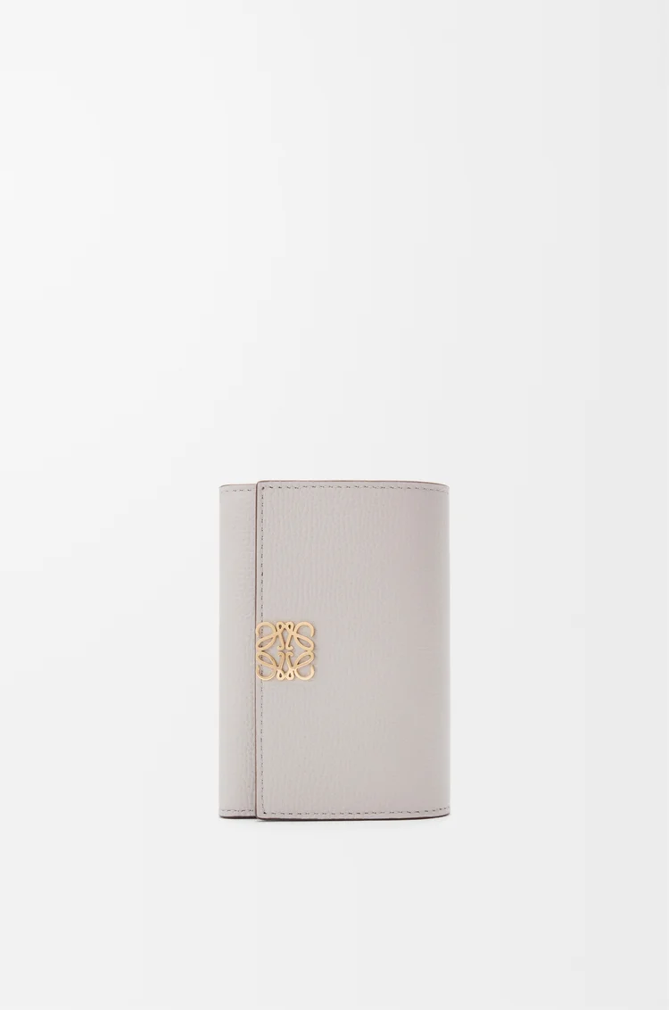 LOEWE Petit portefeuille vertical Anagram en cuir de veau grainé Light Ghost