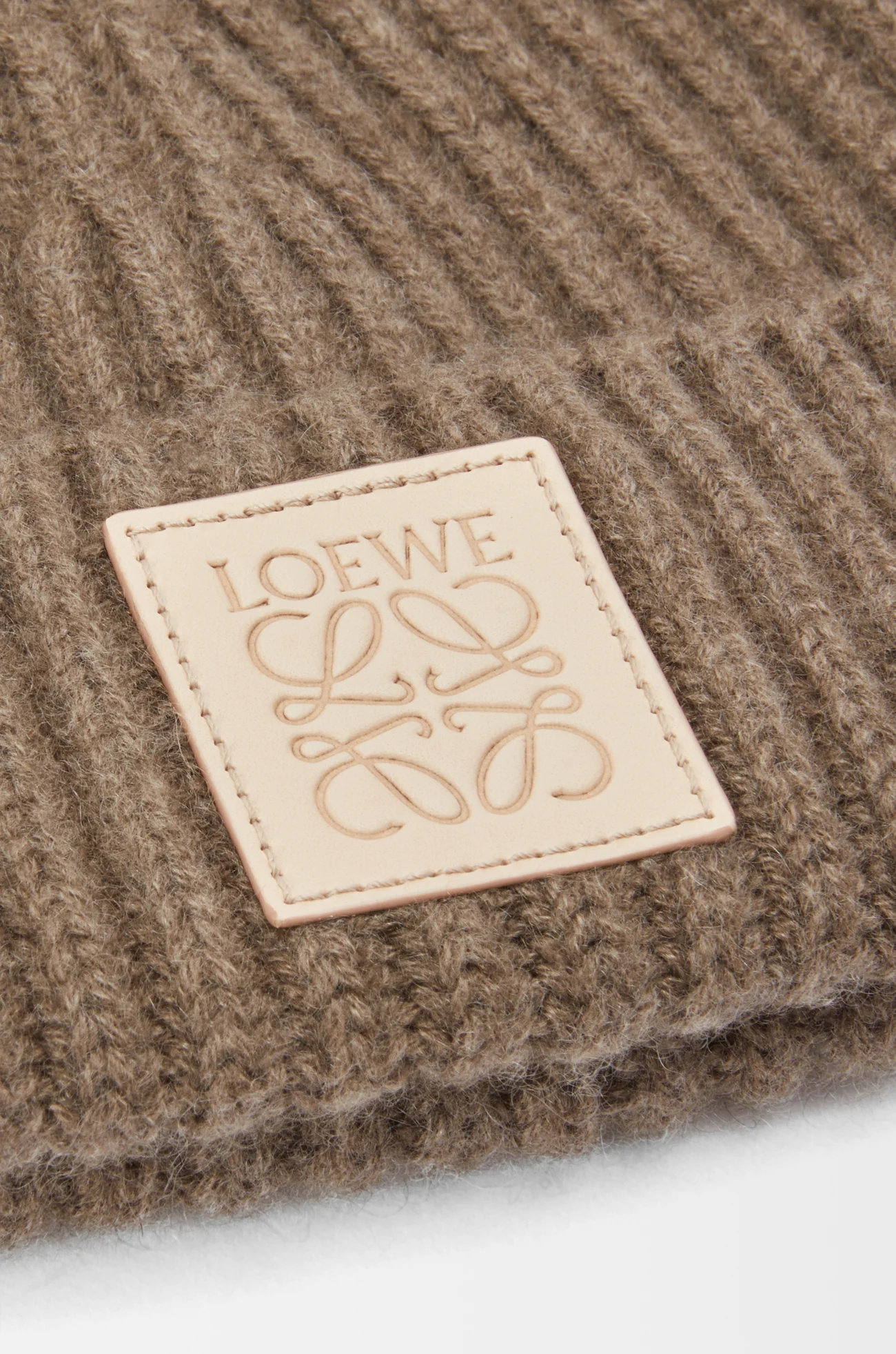 LOEWE Beanie in cashmere Beige