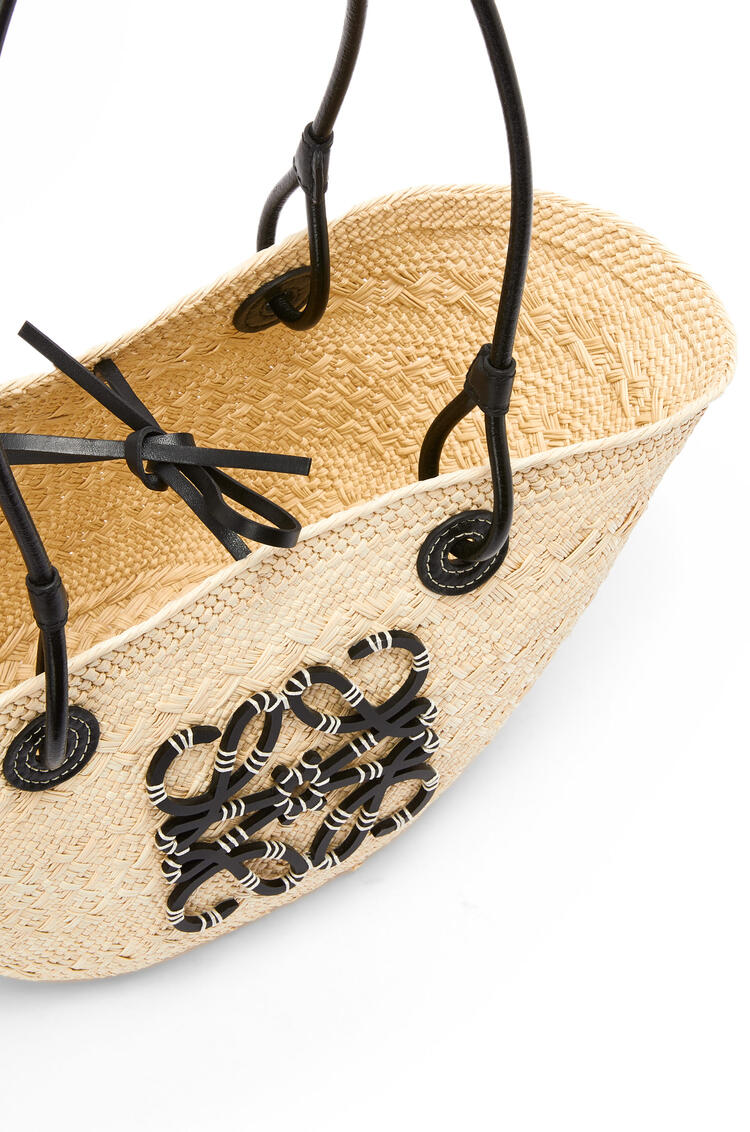 LOEWE Bolso Anagram Basket pequeño en palma de iraca y piel de ternera Natural/Negro pdp_rd