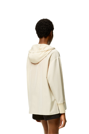 LOEWE Camisa en seda y algodón con jacquard de anagrama y capucha Marfil