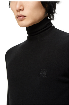 LOEWE Jersey de cuello vuelto de punto acanalado fino confeccionado en lana Negro plp_rd