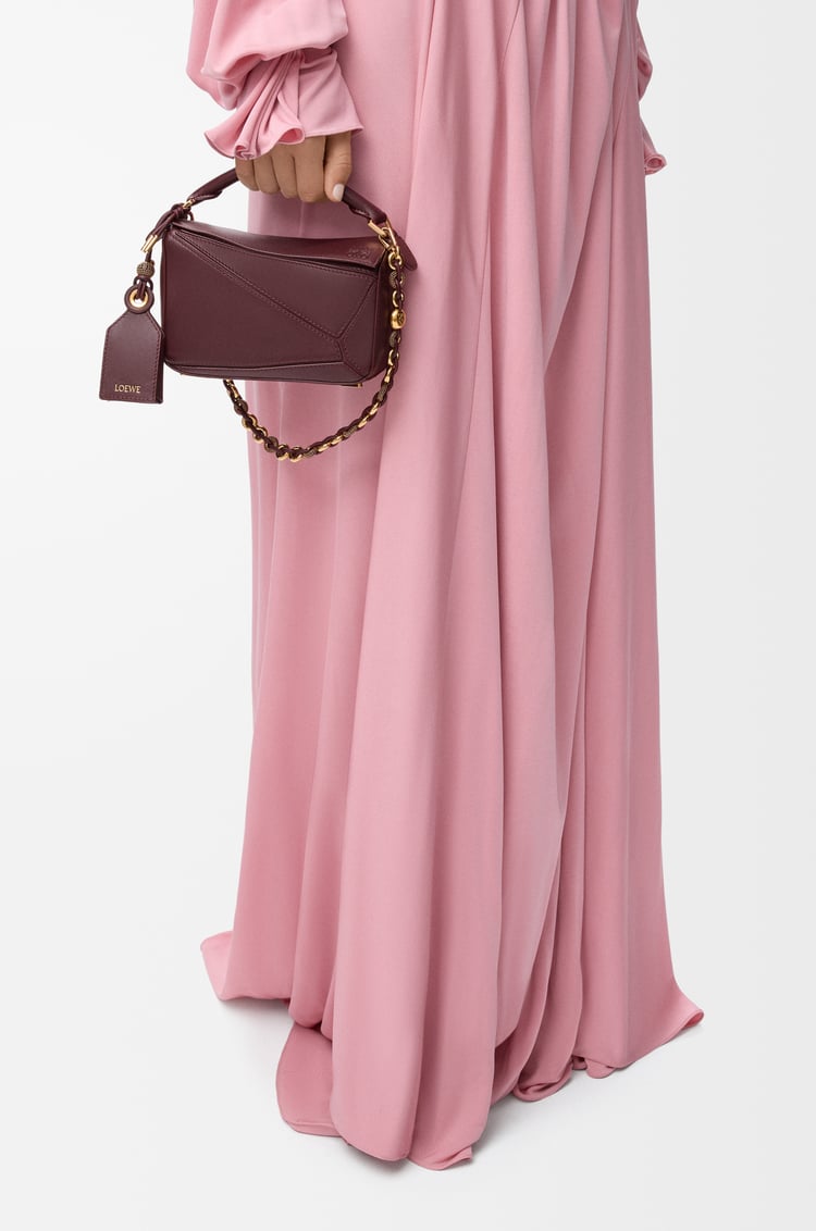 LOEWE 迷你柔軟納帕小羊皮 Featherlight Puzzle 包款 深勃根地紅