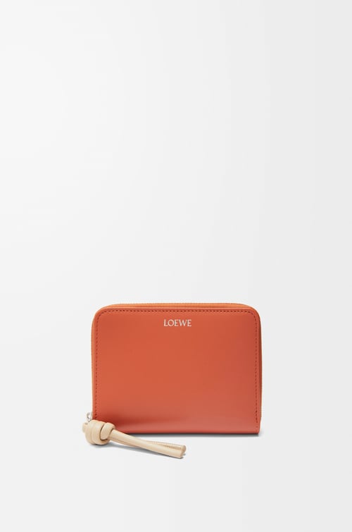 LOEWE Cartera compacta con cremallera Knot en piel napa de ternera Arce/Papercraft