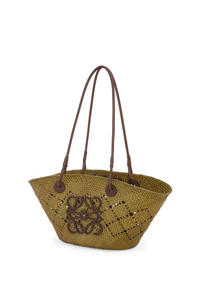 LOEWE Small Anagram Basket bag in raffia and calfskin Olive/Chestnut plp_rd
