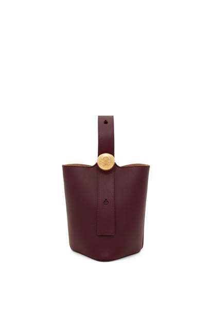 LOEWE Mini Pebble Bucket Bag aus weichem Kalbsleder Dunkles Burgunderrot plp_rd