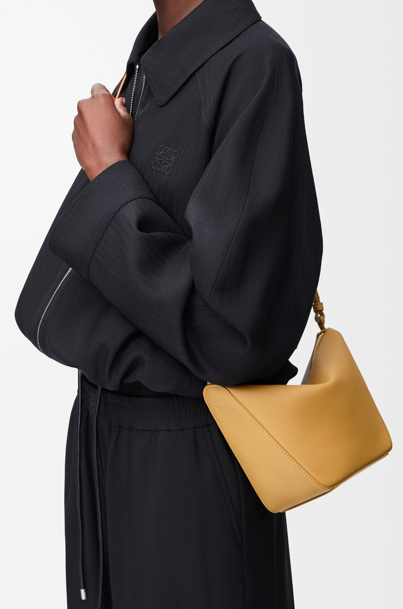 LOEWE Mini Hammock Hobo en piel de ternera Sáhara plp_rd