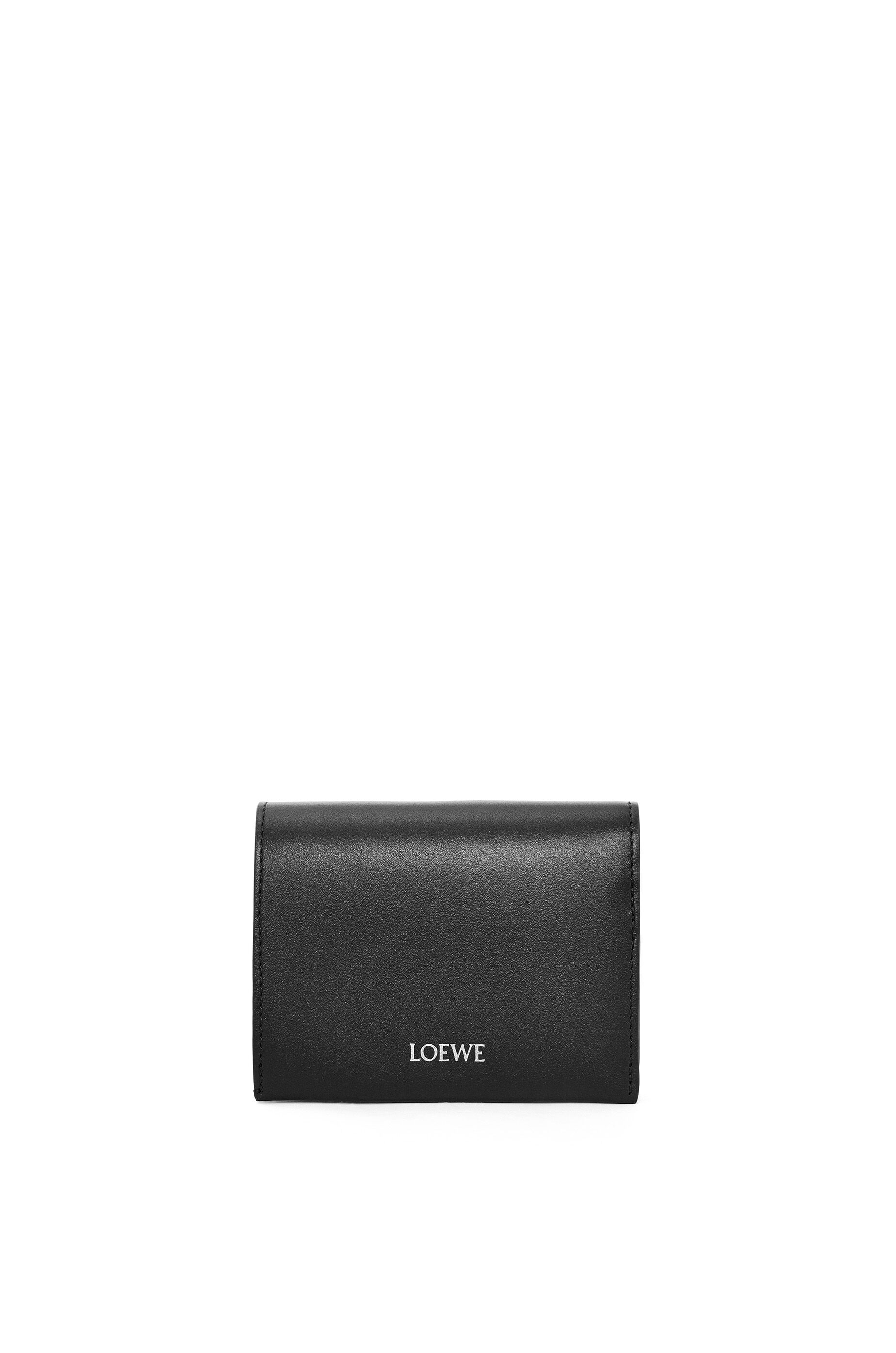 トライフォールド ジップウォレット（シャイニーナパカーフ） ブラック/ダークカーキ - LOEWE
