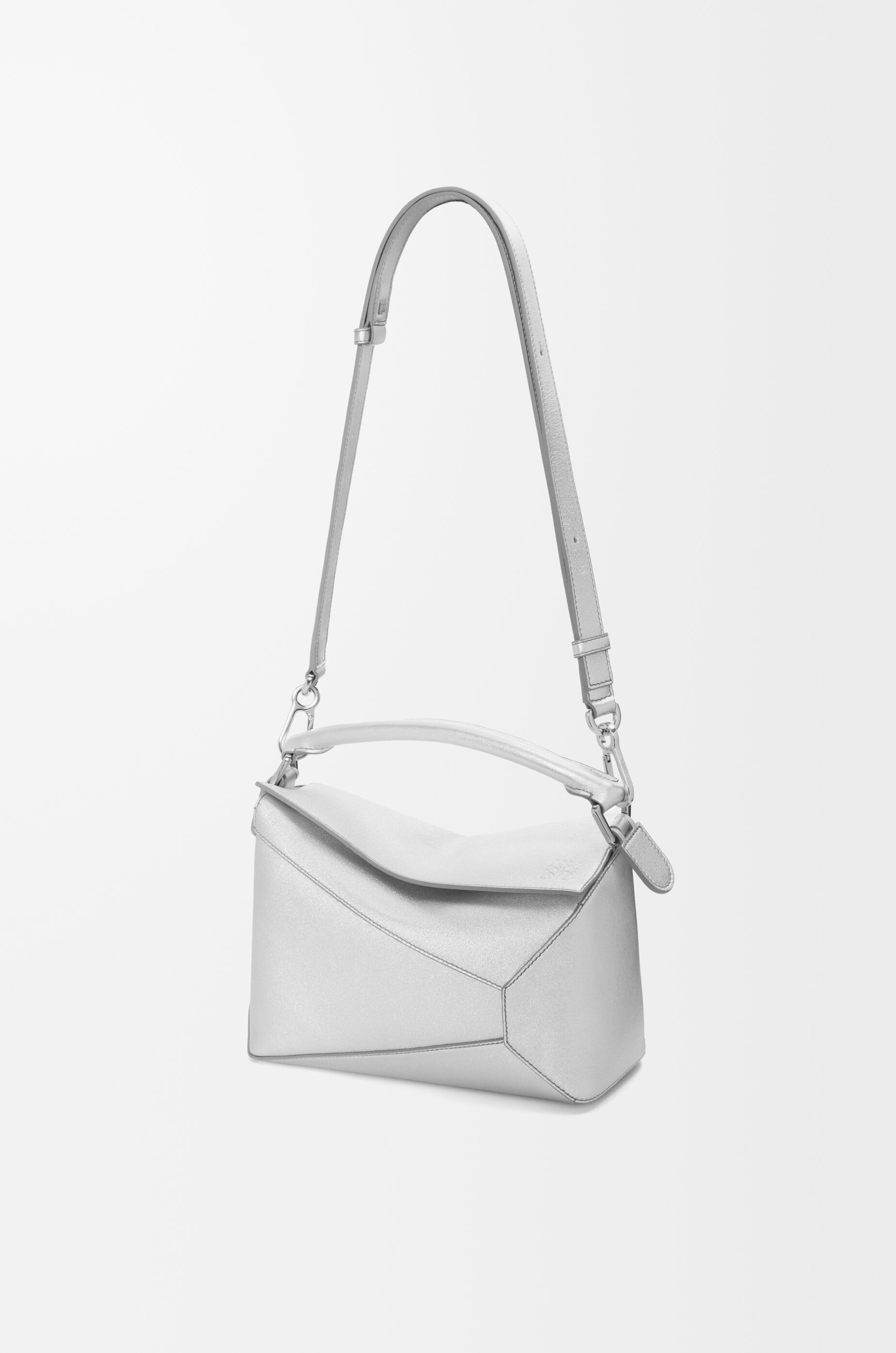 パズルエッジ バッグ スモール（ラミネートラム） シルバー - LOEWE