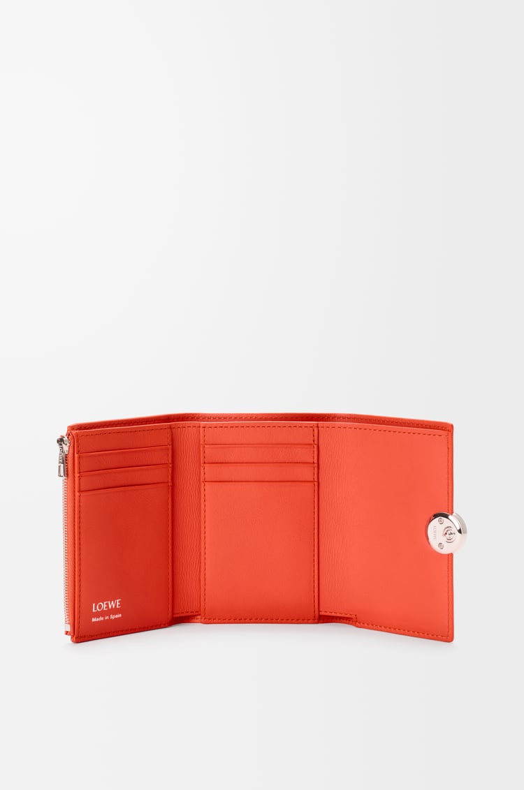 LOEWE Cartera vertical pequeña Pebble en piel napa de ternera brillante Naranja Amanecer