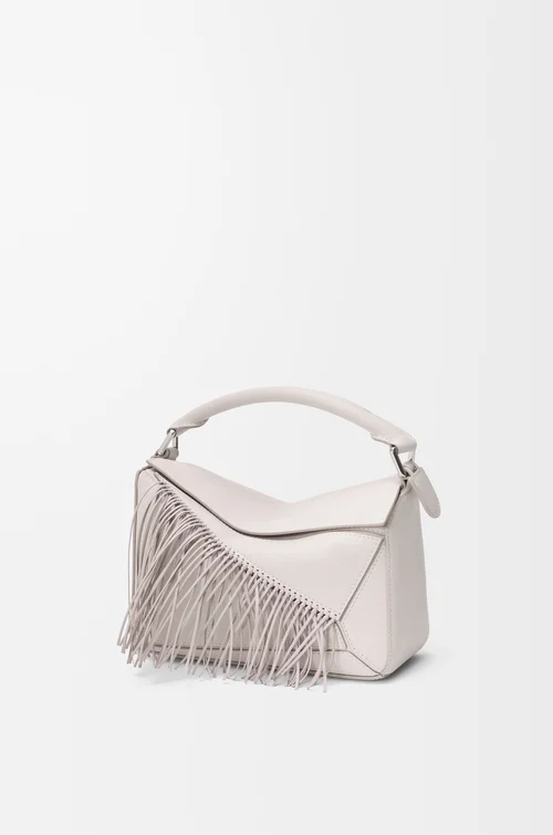 LOEWE Bolso Puzzle Fringe pequeño en piel de ternera clásica Blanco Suave/Gris Claro