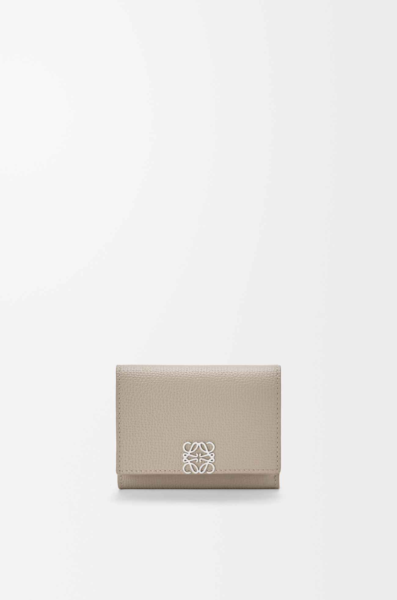 LOEWE Cartera con tres pliegues Anagram en piel de ternera Arcilla