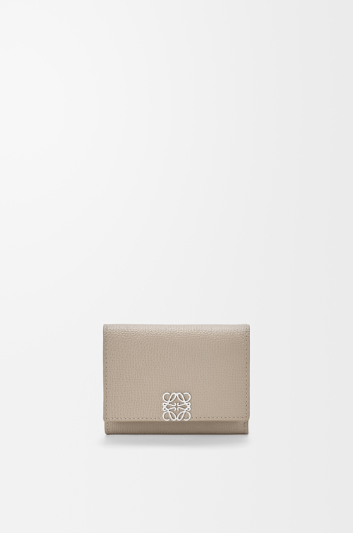 LOEWE Portefeuille à trois volets Anagram en cuir de veau grainé Argile