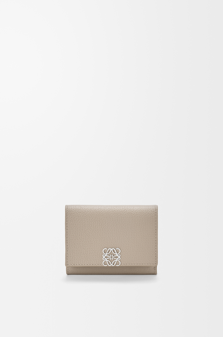 LOEWE Cartera con tres pliegues Anagram en piel de ternera Arcilla