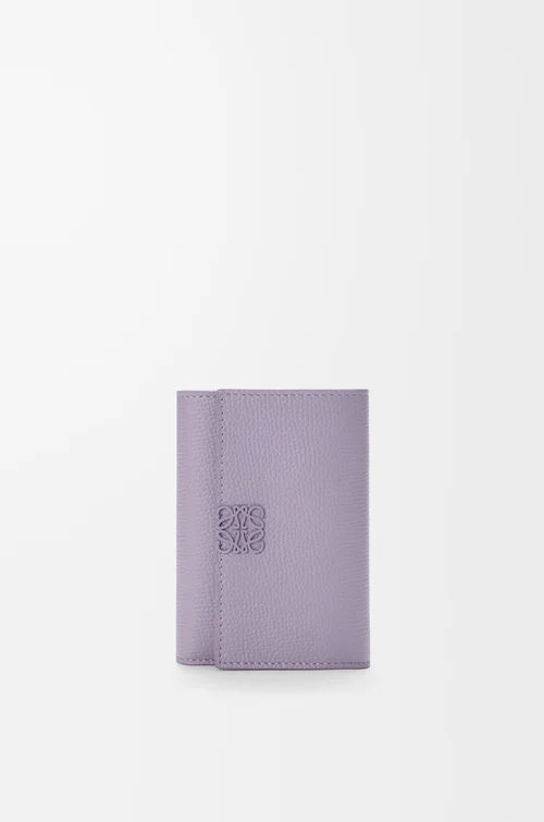 LOEWE Petit portefeuille vertical Anagram en cuir de veau grainé Dirty Mauve