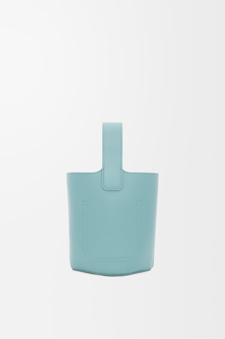 LOEWE 迷你平滑小牛皮 Pebble 水桶包 水色
