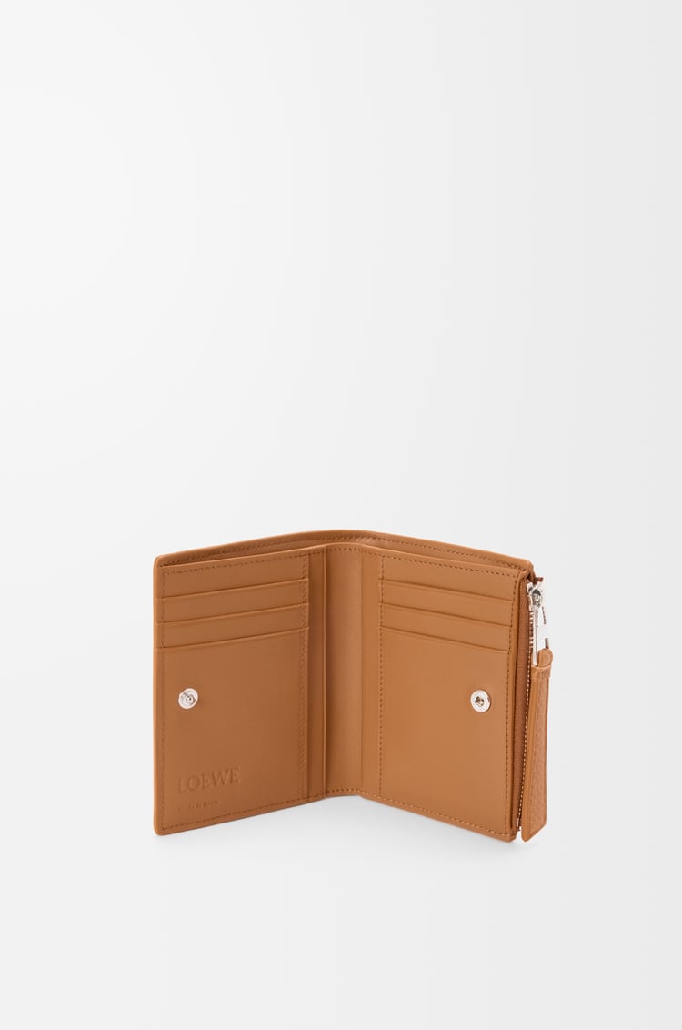LOEWE 柔軟粒面小牛皮 Puzzle 窄版短錢包 淺峽谷棕色