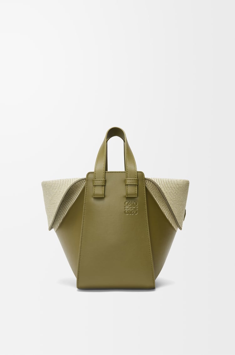 LOEWE Bolso Hammock Compact en piel de ternera y lona Oliva