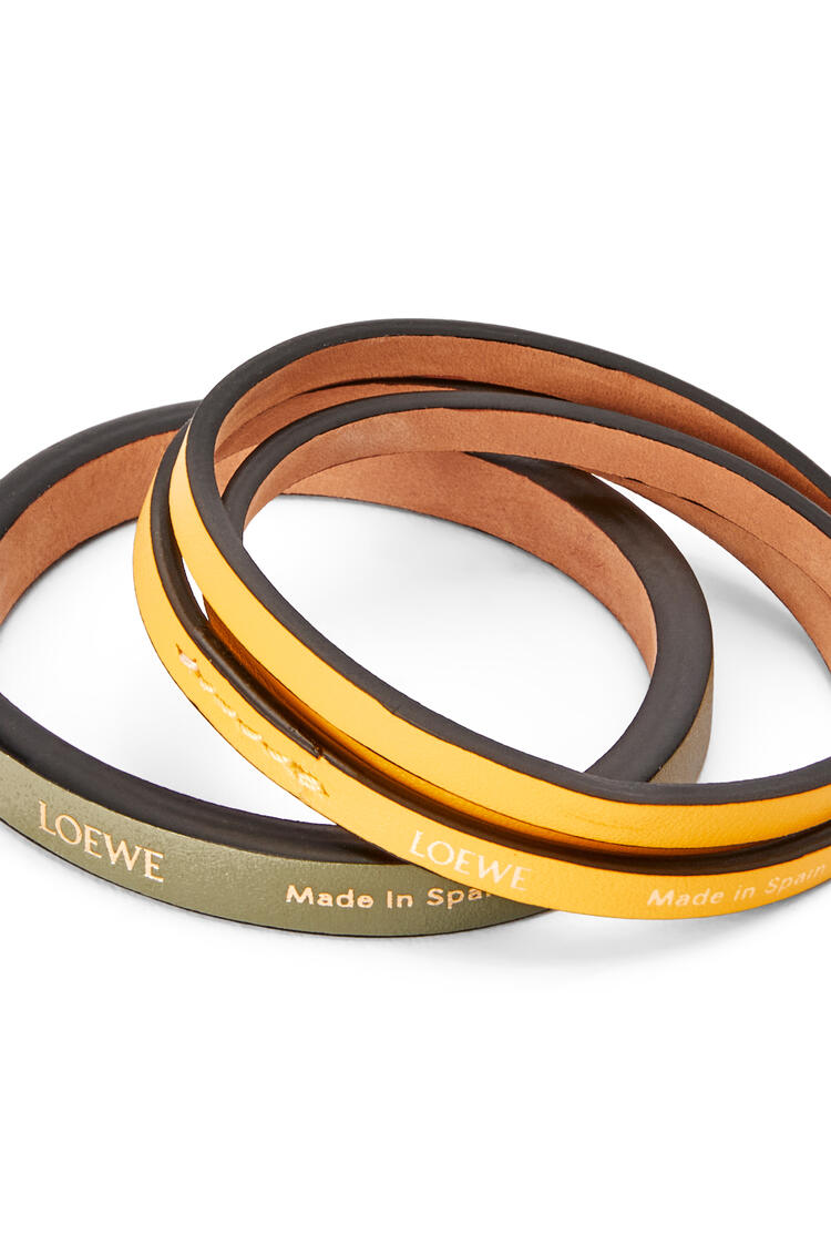 LOEWE Set de brazaletes dobles en piel de ternera clásica Amarillo/Aguacate pdp_rd