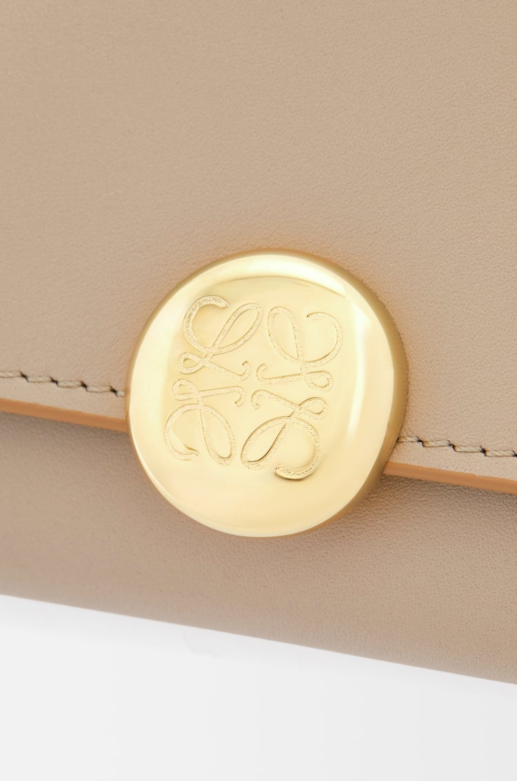 LOEWE 亮面纳帕牛皮革 Pebble 长款钱包 沙色
