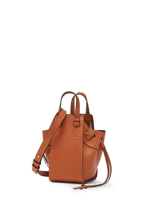 LOEWE Mini Hammock drawstring in classic calfskin Tan