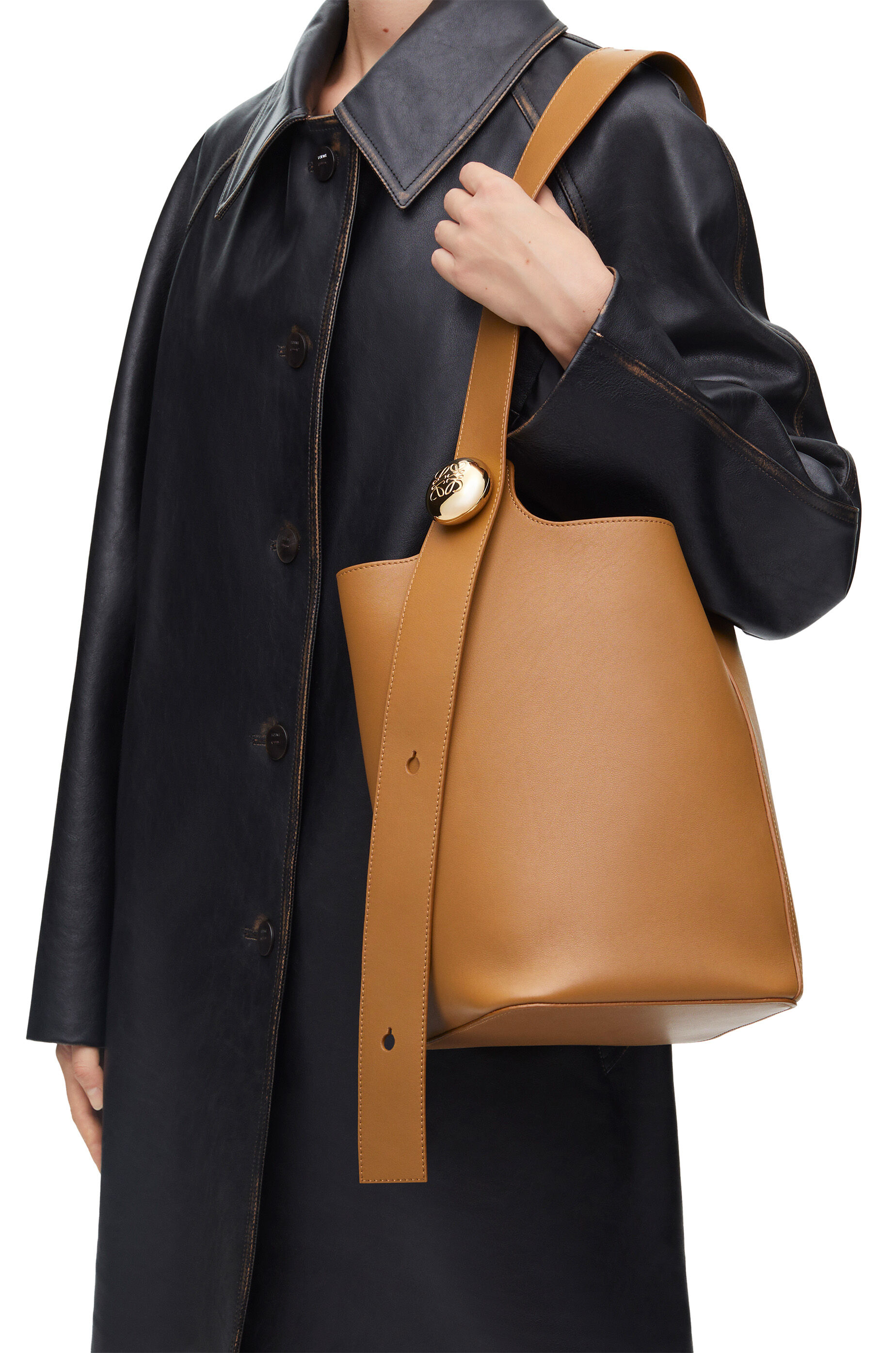 Loewe Pebble Medium Leather Bucket Bag Brown