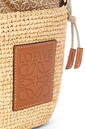 LOEWE 酒椰纤维、提花布和牛皮革 Anagram Pochette Basket 手袋 原色/棕褐色 plp_rd