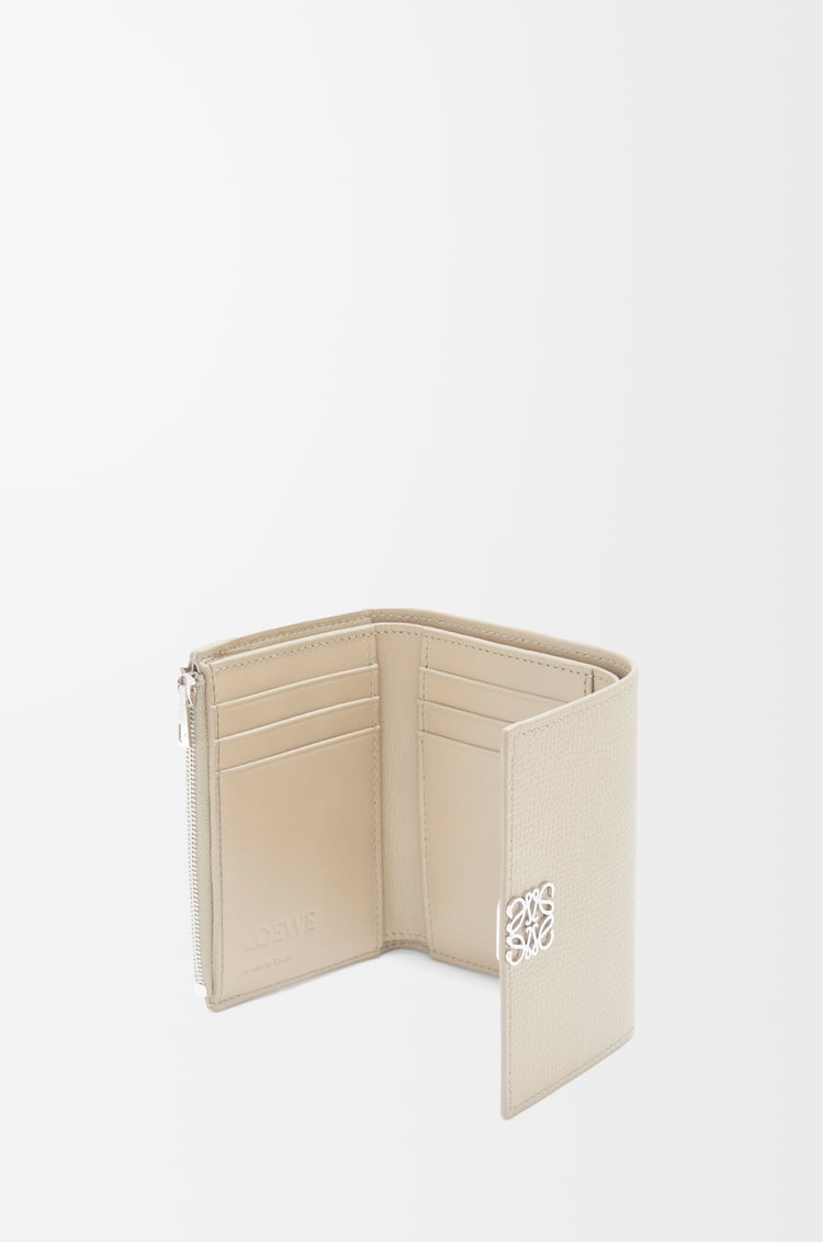 LOEWE Cartera vertical pequeña Anagram en piel de ternera Gris Claro