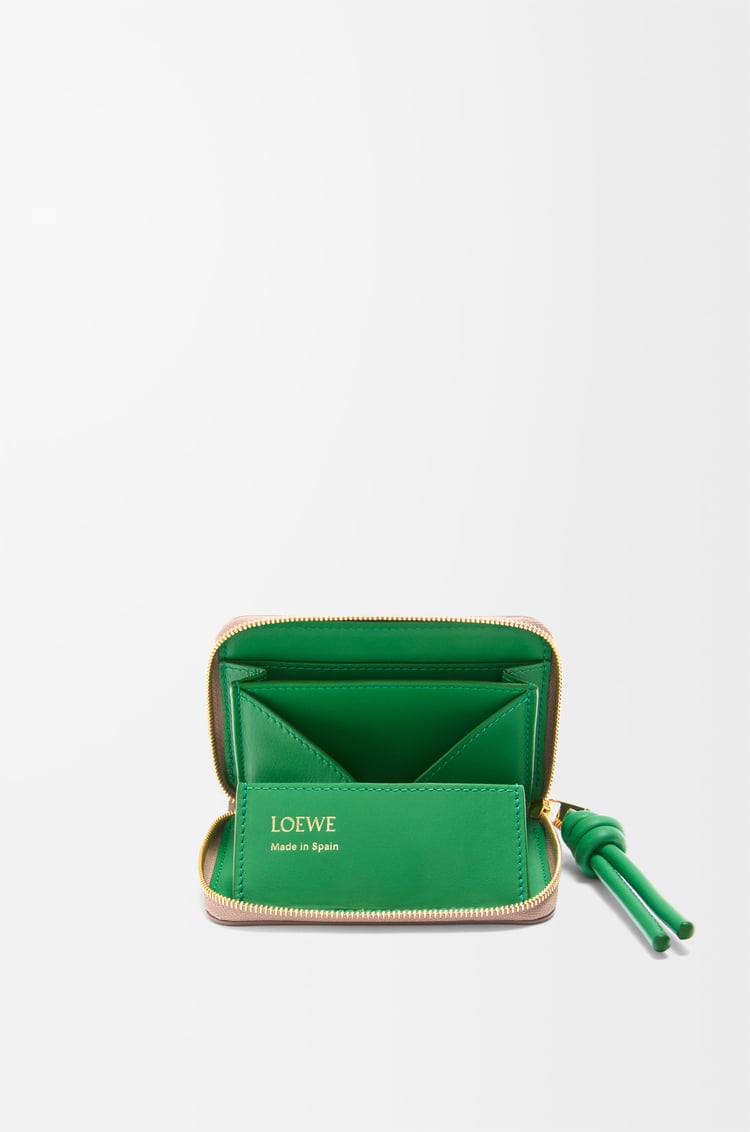 LOEWE ジップ コインパース（シャイニーナパカーフ） サンド/トロピカルグリーン
