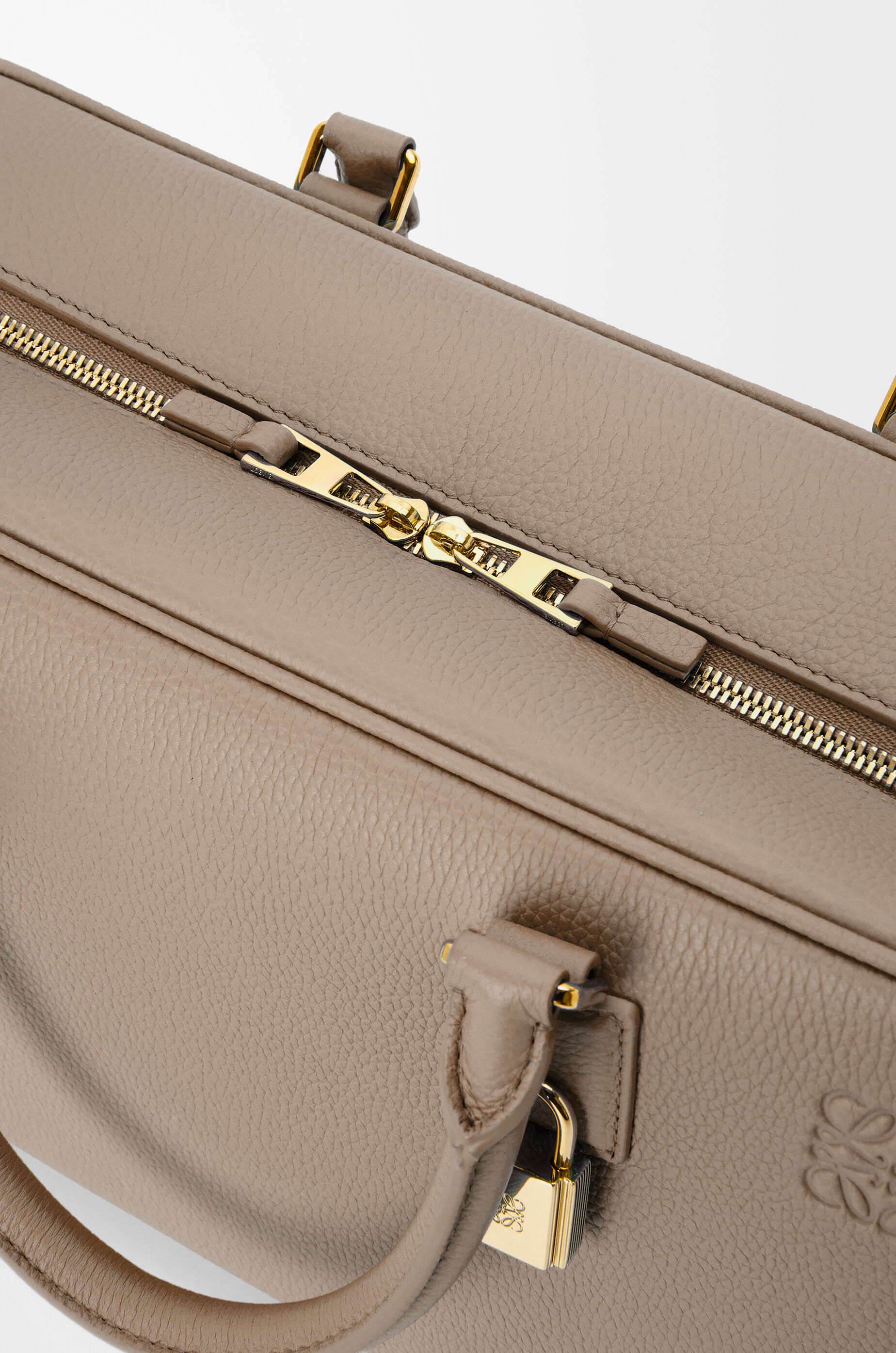 アマソナ28 バッグ（ソフトグレインカーフ） ベージュ - LOEWE