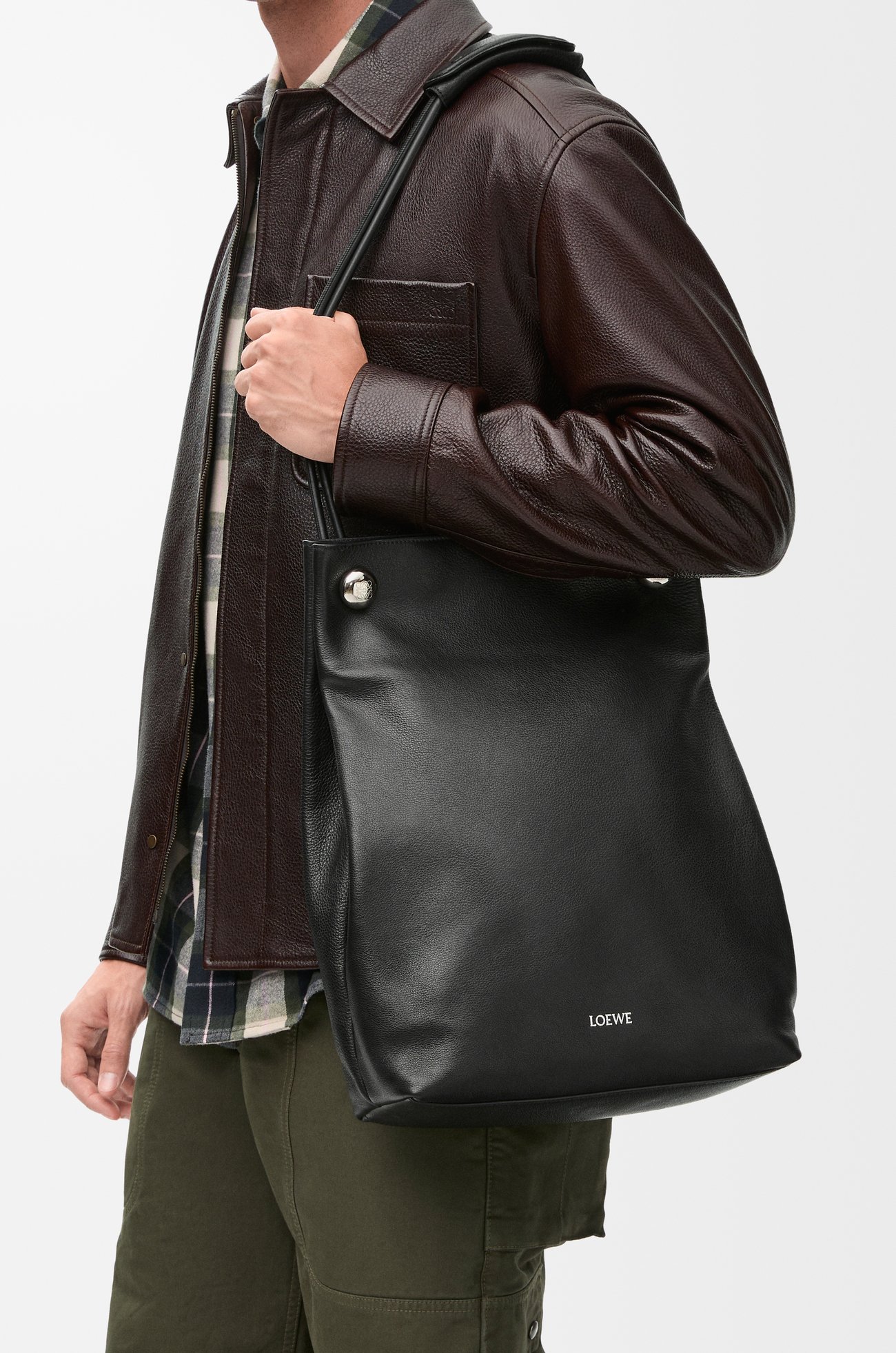 LOEWE Bolso Pebble Hobo en piel de ternera graneada Negro