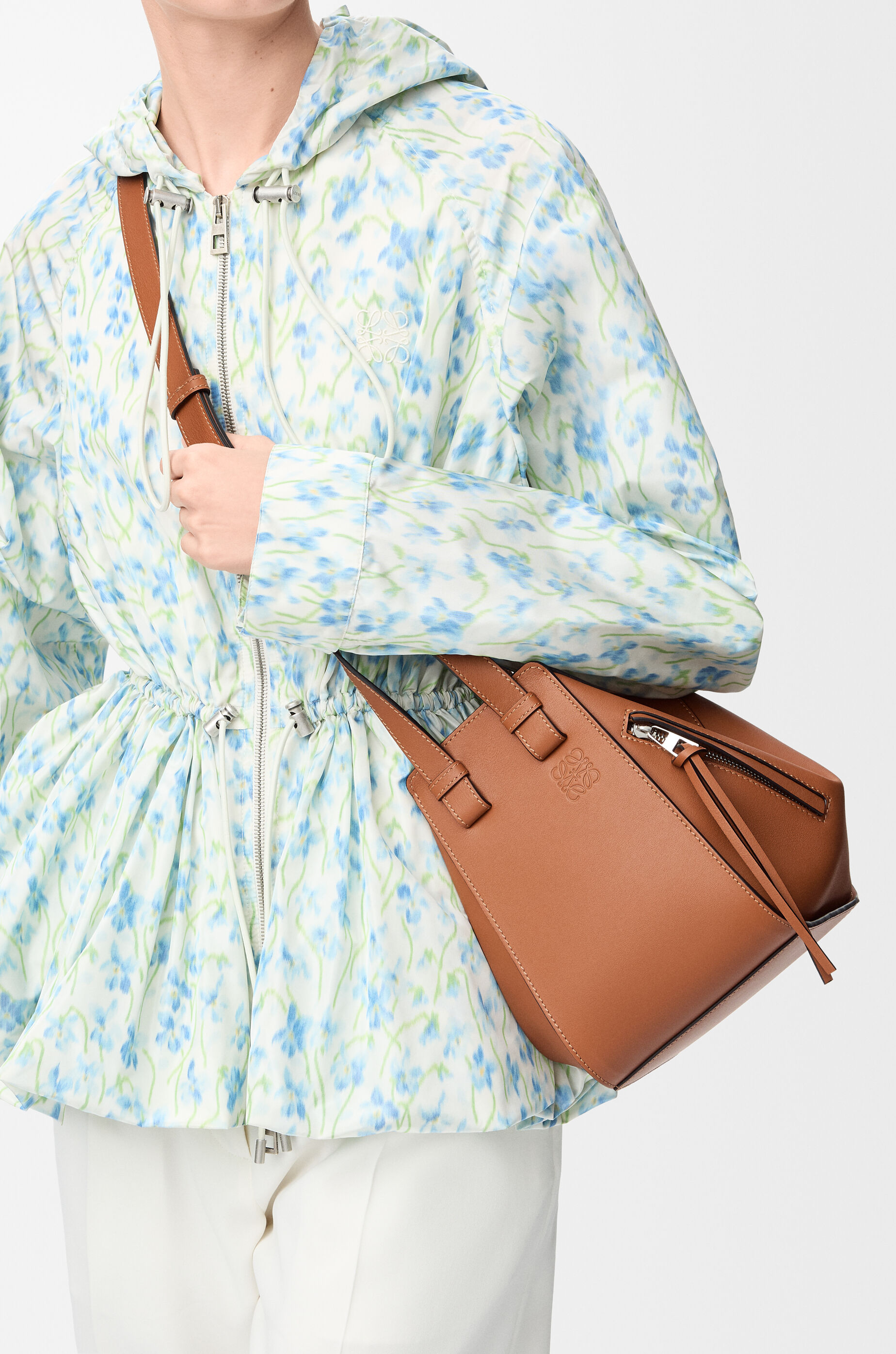 ハンモックバッグ コンパクト（クラシックカーフ） ブラウン - LOEWE