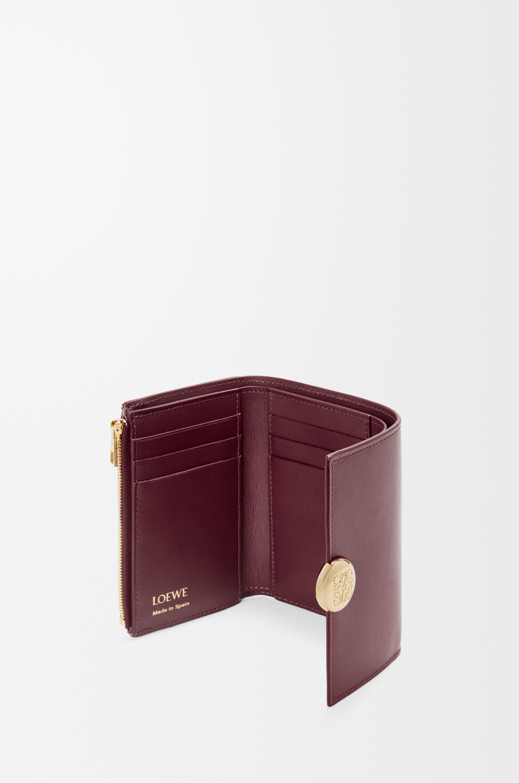 LOEWE Cartera vertical pequeña Pebble en piel napa de ternera Burdeos