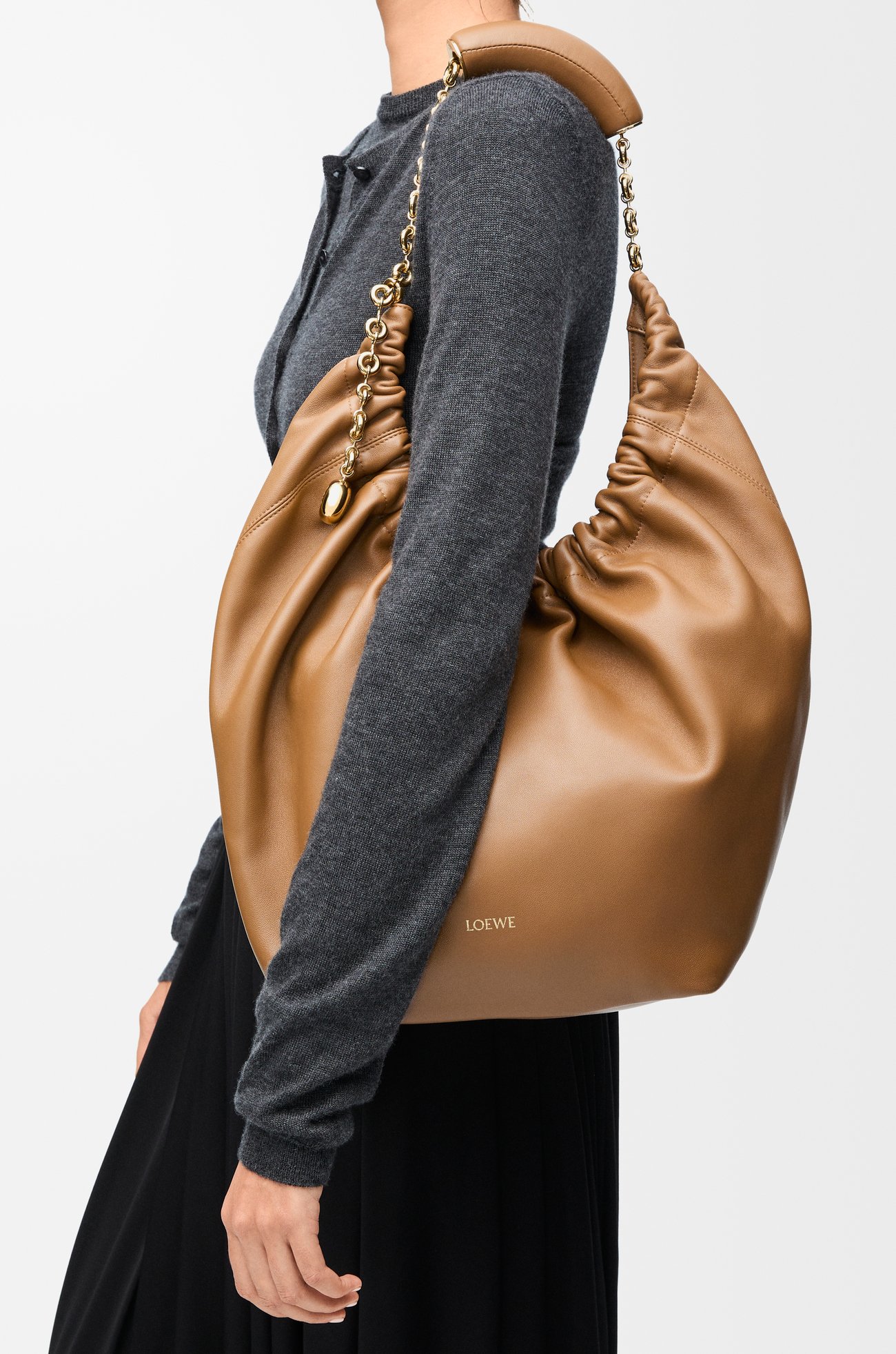 LOEWE Medium Squeeze bag in mellow nappa lambskin Oak plp_rd